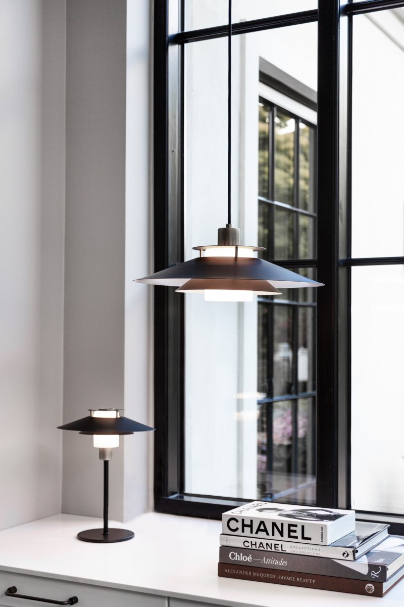 Rivoli 33cm Kobber bordlampe Fra Halo Design - Rivoli er ikke kun en praktisk lampe, men ogs&aring; en stilfuld indretningsdetalje, der giver dit hjem et eksklusivt pr&aelig;g.