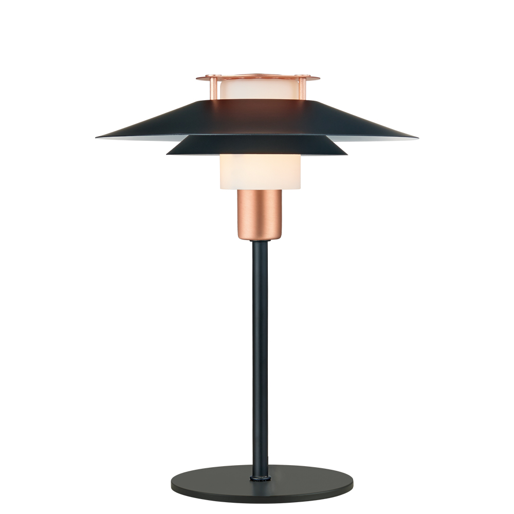 Rivoli 33cm Kobber bordlampe Fra Halo Design - Rivoli er ikke kun en praktisk lampe, men ogs&aring; en stilfuld indretningsdetalje, der giver dit hjem et eksklusivt pr&aelig;g.