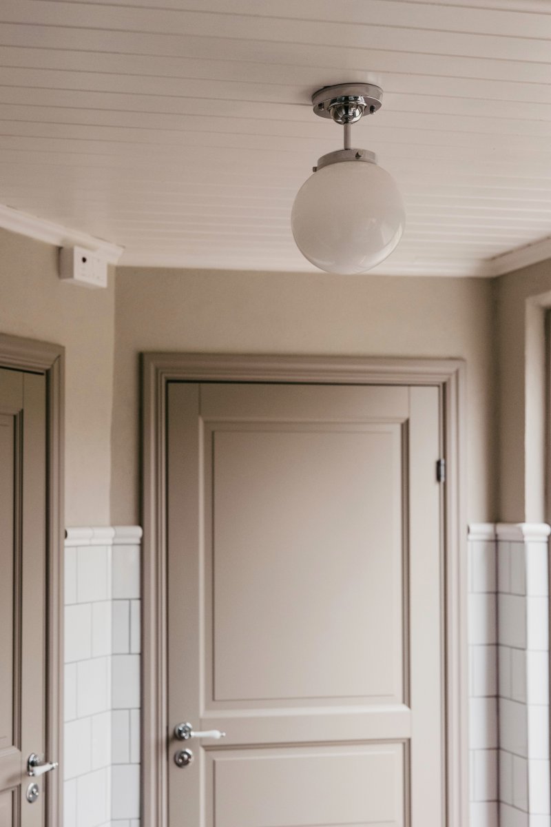 Alley Ø20 Krom/hvid badeværelseslampe Fra Globen Lighting - Alley passer perfekt i loftet på badeværelset, hvor den er IP44-klassificeret.
