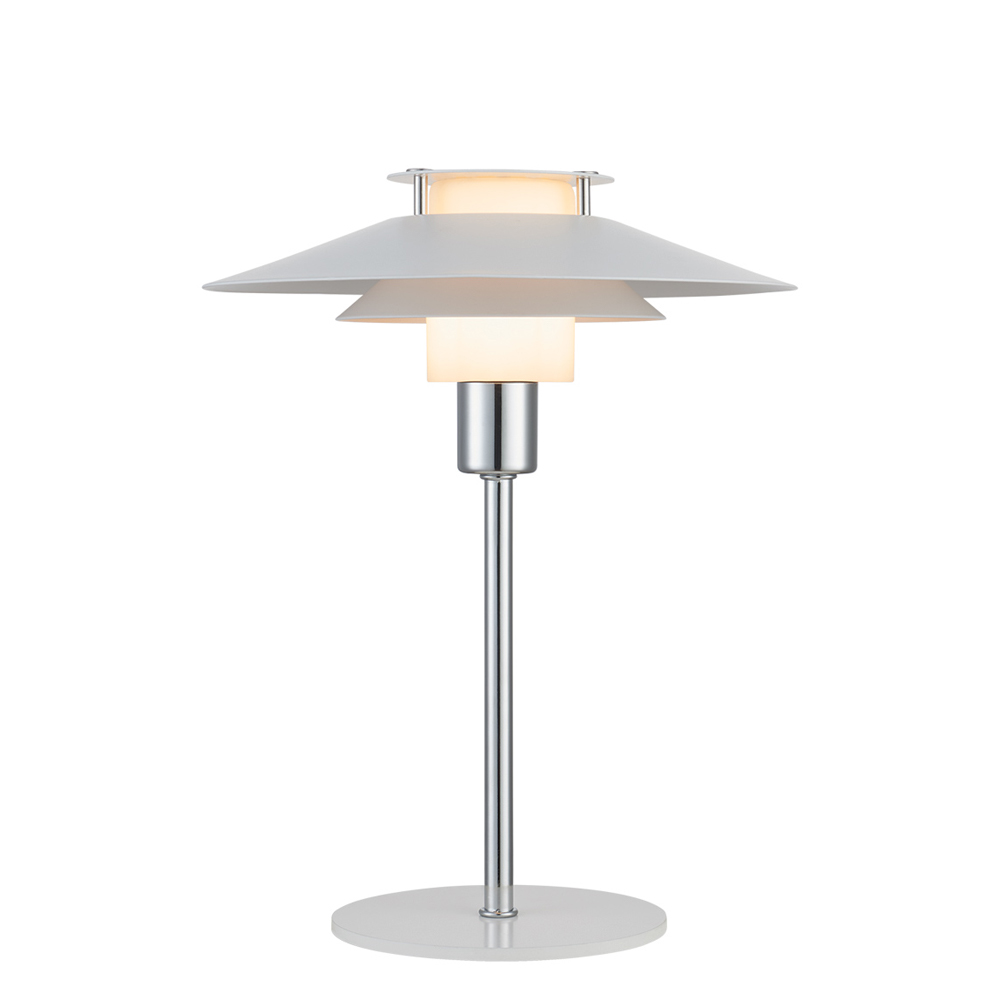 Rivoli 30cm Chrom bordlampe Fra Halo Design - Rivoli er ikke kun en praktisk lampe, men også en stilfuld indretningsdetalje, der giver dit hjem et eksklusivt præg.