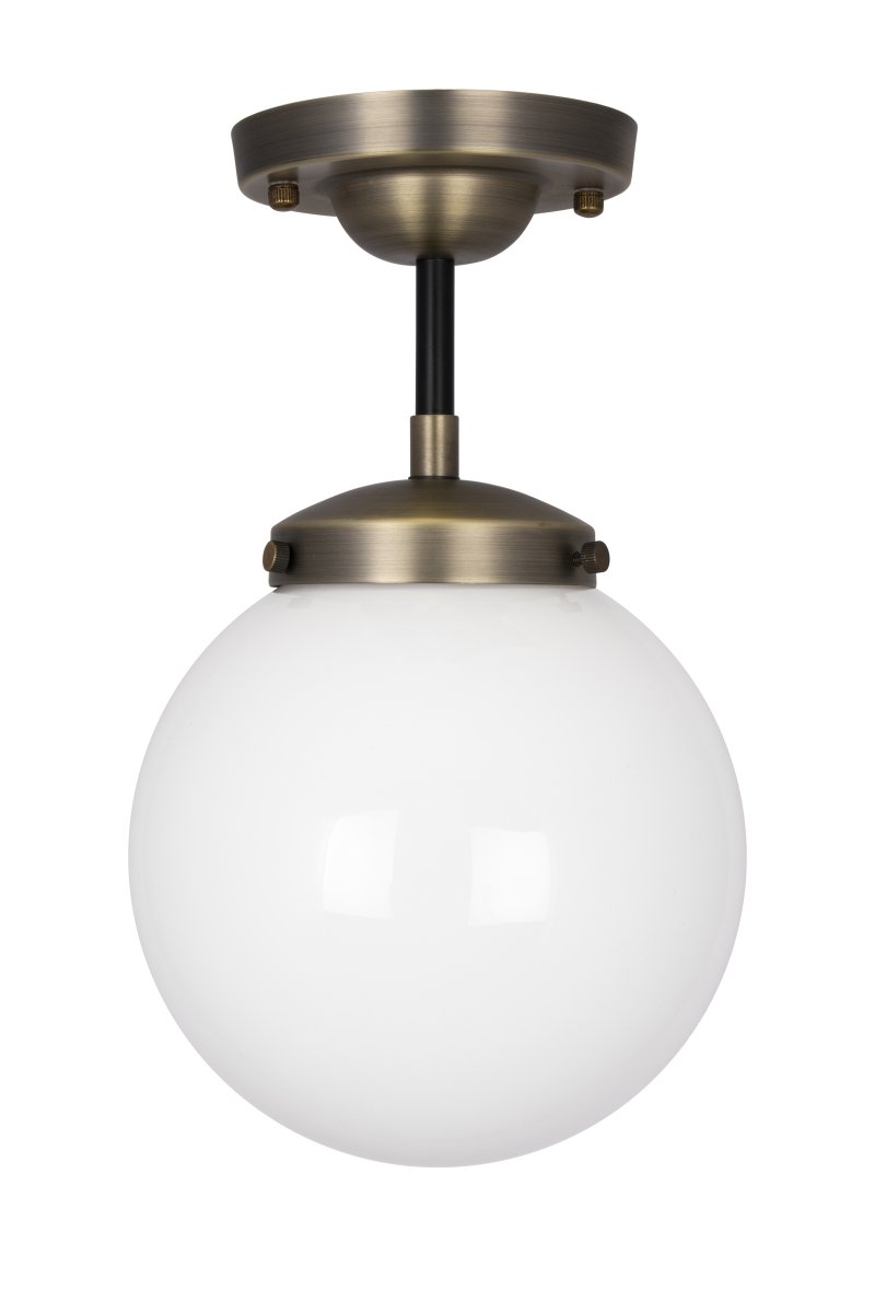 Alley Ø20 Antik messing/hvid badeværelseslampe Fra Globen Lighting - Alley passer perfekt i loftet på badeværelset, hvor den er IP44-klassificeret.