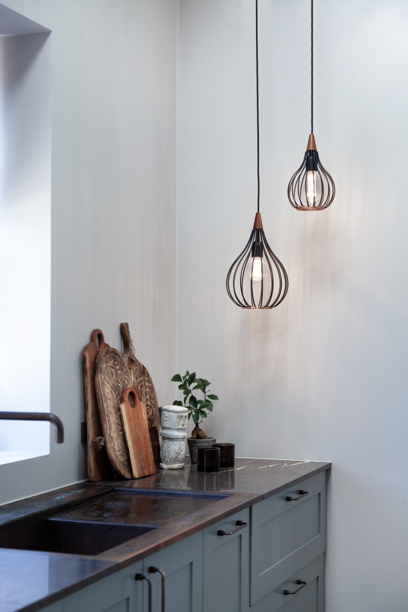 Drops Ø30 Sort loftslampe Fra Halo Design - Det sortlakerede metal i kombination med det børstede kobber tilføjer en elegance til rummet.