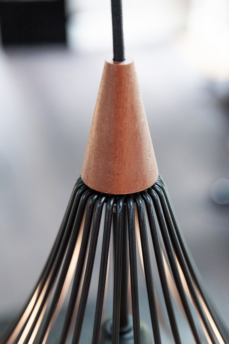 Drops Ø38 Sort loftslampe Fra Halo Design - Det sortlakerede metal i kombination med det børstede kobber tilføjer en elegance til rummet.