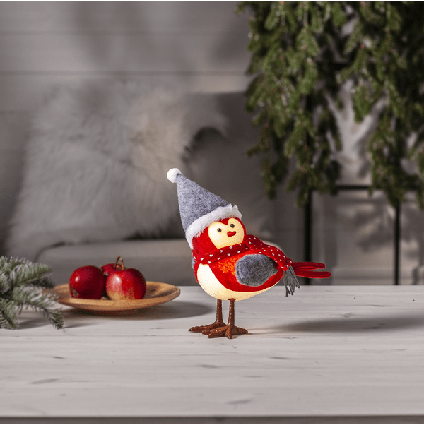 Joylight Fugl RØD Fra Star Trading - Batteridrevet juledekoration i form af en s&oslash;d fugl i vintert&oslash;j.