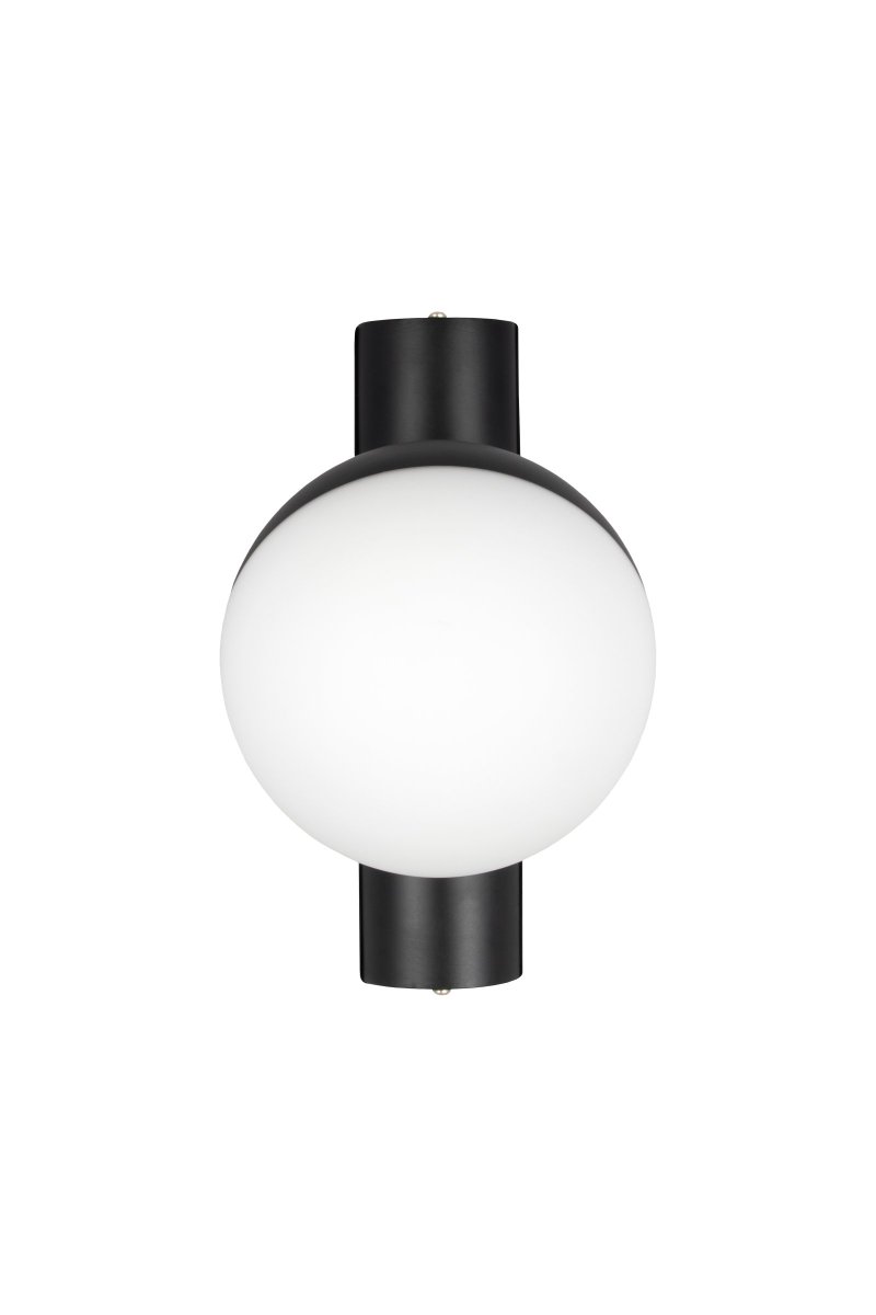 Contur Ø15 Sort badeværelseslampe Fra Globen Lighting - Lampen er lavet af mat hvidt glas hvor halvdelen af glasset er laseret i mat sort.