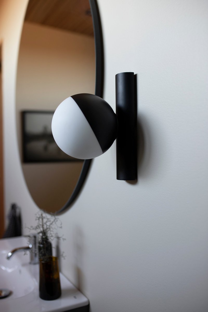 Contur Ø15 Sort badeværelseslampe Fra Globen Lighting - Lampen er lavet af mat hvidt glas hvor halvdelen af glasset er laseret i mat sort.