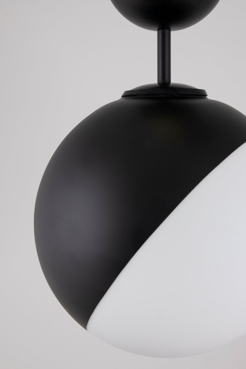 Contur Ø25 Sort badeværelseslampe Fra Globen Lighting - Lampen er lavet af mat hvidt glas hvor halvdelen af glasset er laseret i mat sort.