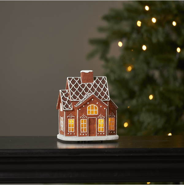 Gingerville 16cm Brun Fra Star Trading - Placer det p&aring; en sk&aelig;nk eller p&aring; et bord og skab en dejlig julestemning.