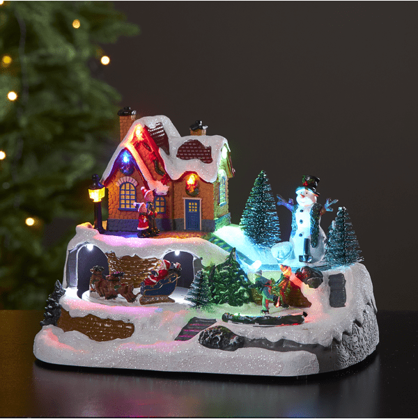 Winterville Flerfarvet Fra Star Trading - Byen har en roterende sk&oslash;jtebane, julemanden med en kane og rensdyr, der roterer, og hvis du har lyst, spiller landsbyen 8 julesange.