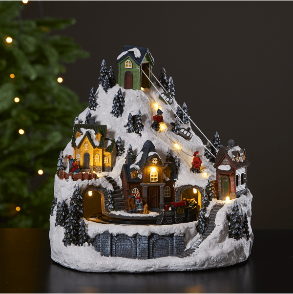 Alpville 25cm Flerfarvet Fra Star Trading - Smuk juledekoration i form af et dekorativt vinterlandskab med sv&aelig;vebane, skil&oslash;bere og togstation med roterende tog.