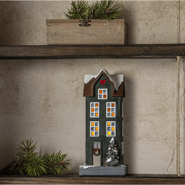 Hus 25cm Grøn Fra Star Trading - Pynt med huset p&aring; en hylde eller placer det p&aring; et sk&aelig;nk.