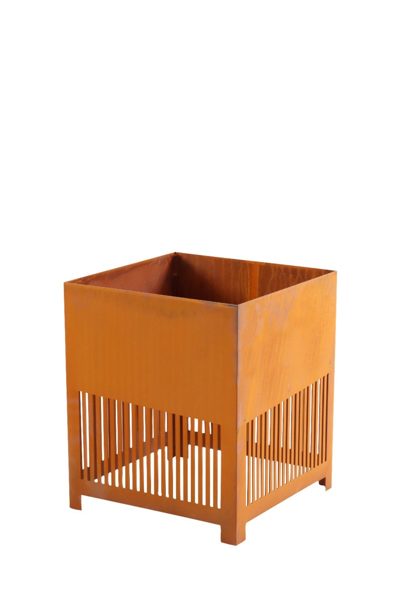 Falsterbo Rå Corten Fra Globen Lighting - Med sit minimalistiske formsprog bidrager denne gulvlampe med et smukt blikfang til dit udendørsmiljø, p&aring; terrassen, altanen, i orangeriet, udenfor garagen eller stalden, ved indgangen, på broen - ethvert trærum fortjener at blive oplyst af stemningsfuld belysning.