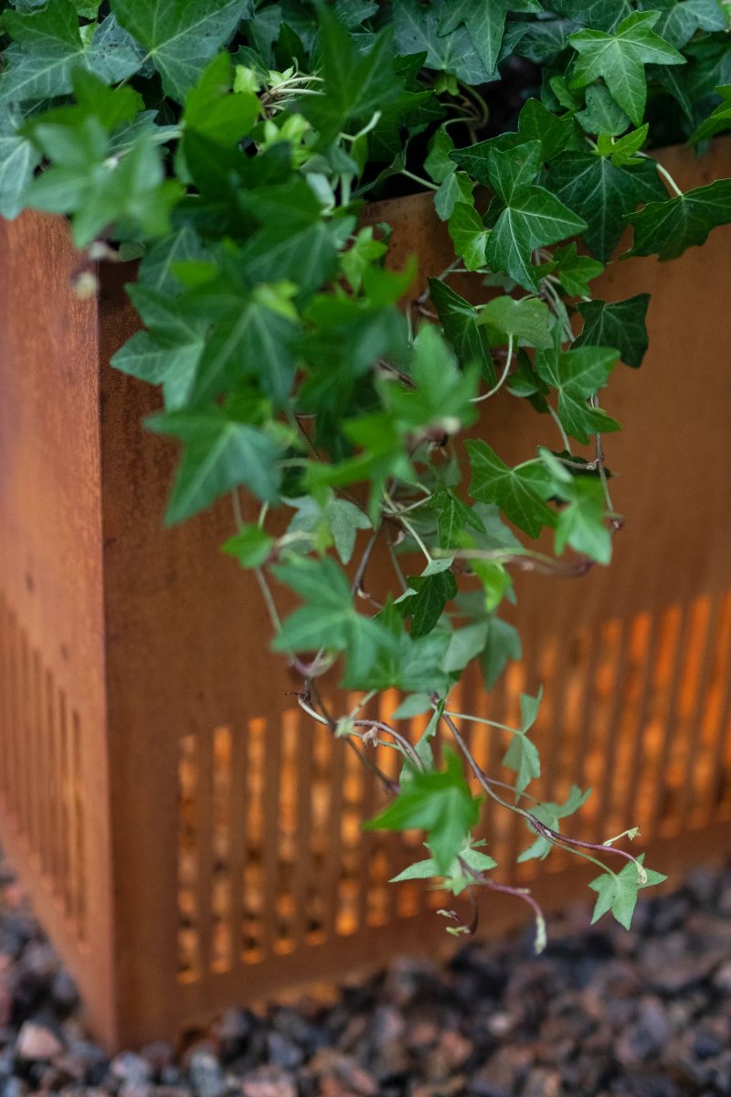 Falsterbo Rå Corten Fra Globen Lighting - Med sit minimalistiske formsprog bidrager denne gulvlampe med et smukt blikfang til dit udendørsmiljø, p&aring; terrassen, altanen, i orangeriet, udenfor garagen eller stalden, ved indgangen, på broen - ethvert trærum fortjener at blive oplyst af stemningsfuld belysning.
