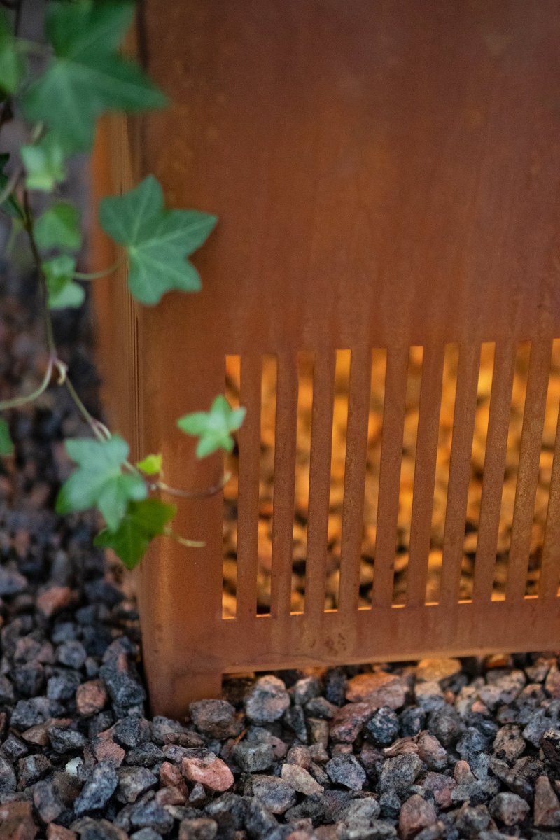 Falsterbo Rå Corten Fra Globen Lighting - Med sit minimalistiske formsprog bidrager denne gulvlampe med et smukt blikfang til dit udendørsmiljø, p&aring; terrassen, altanen, i orangeriet, udenfor garagen eller stalden, ved indgangen, på broen - ethvert trærum fortjener at blive oplyst af stemningsfuld belysning.