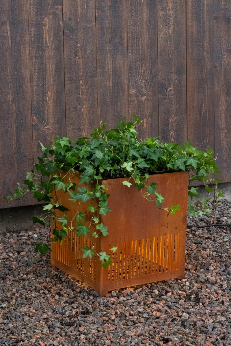 Falsterbo Rå Corten Fra Globen Lighting - Med sit minimalistiske formsprog bidrager denne gulvlampe med et smukt blikfang til dit udendørsmiljø, p&aring; terrassen, altanen, i orangeriet, udenfor garagen eller stalden, ved indgangen, på broen - ethvert trærum fortjener at blive oplyst af stemningsfuld belysning.