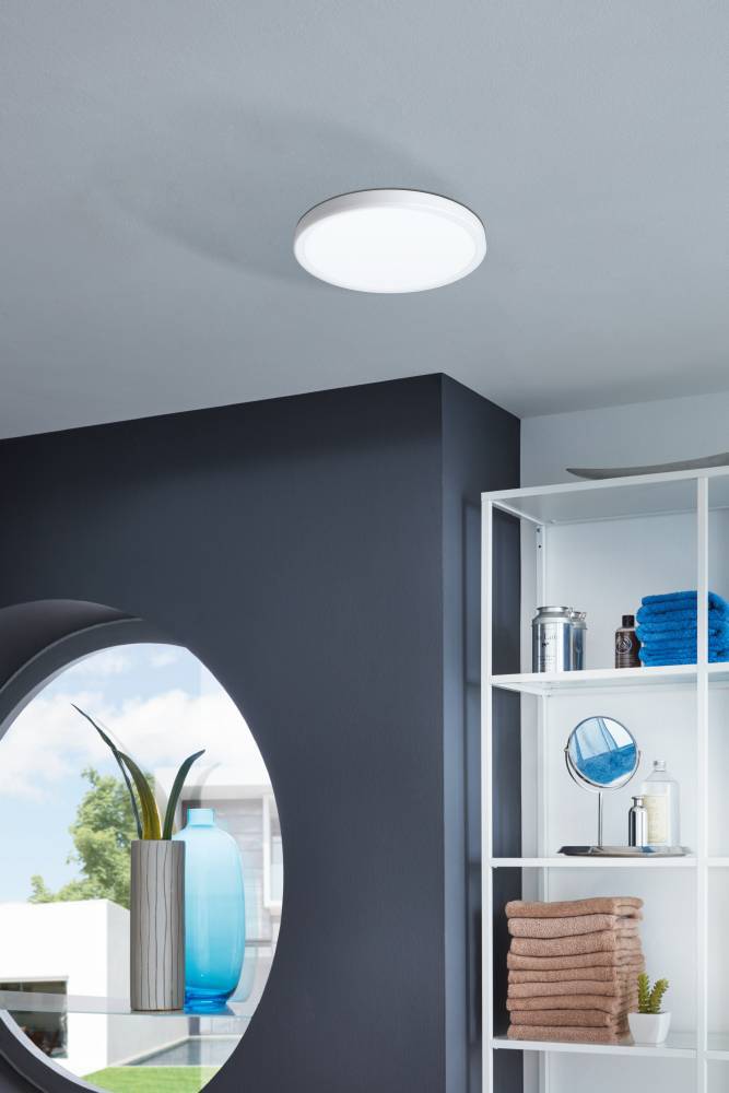 Fueva 5 28cm Hvid badeværelseslampe Fra Eglo - Den runde form og den hvide diffuser spreder et jævnt og behageligt lys, der er perfekt til at oplyse både små og store rum.