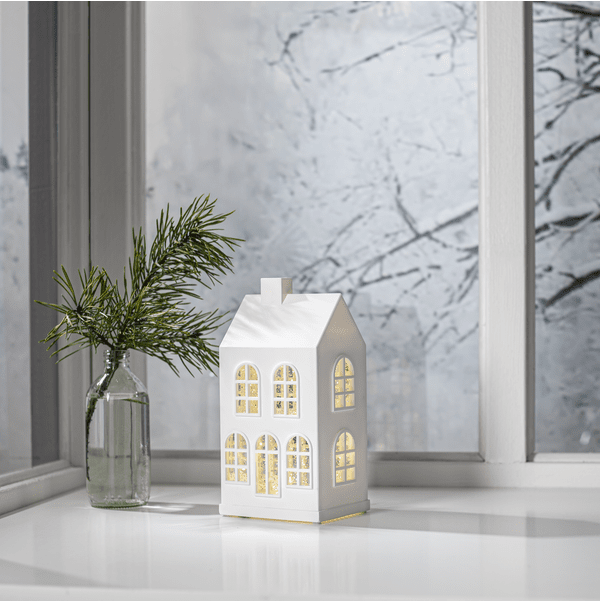 Vinter 22cm Hvid Fra Star Trading - Det funkler og skinner smukt, n&aring;r produktet t&aelig;ndes gennem de funklende vinduer med et varmt hvidt sk&aelig;r.