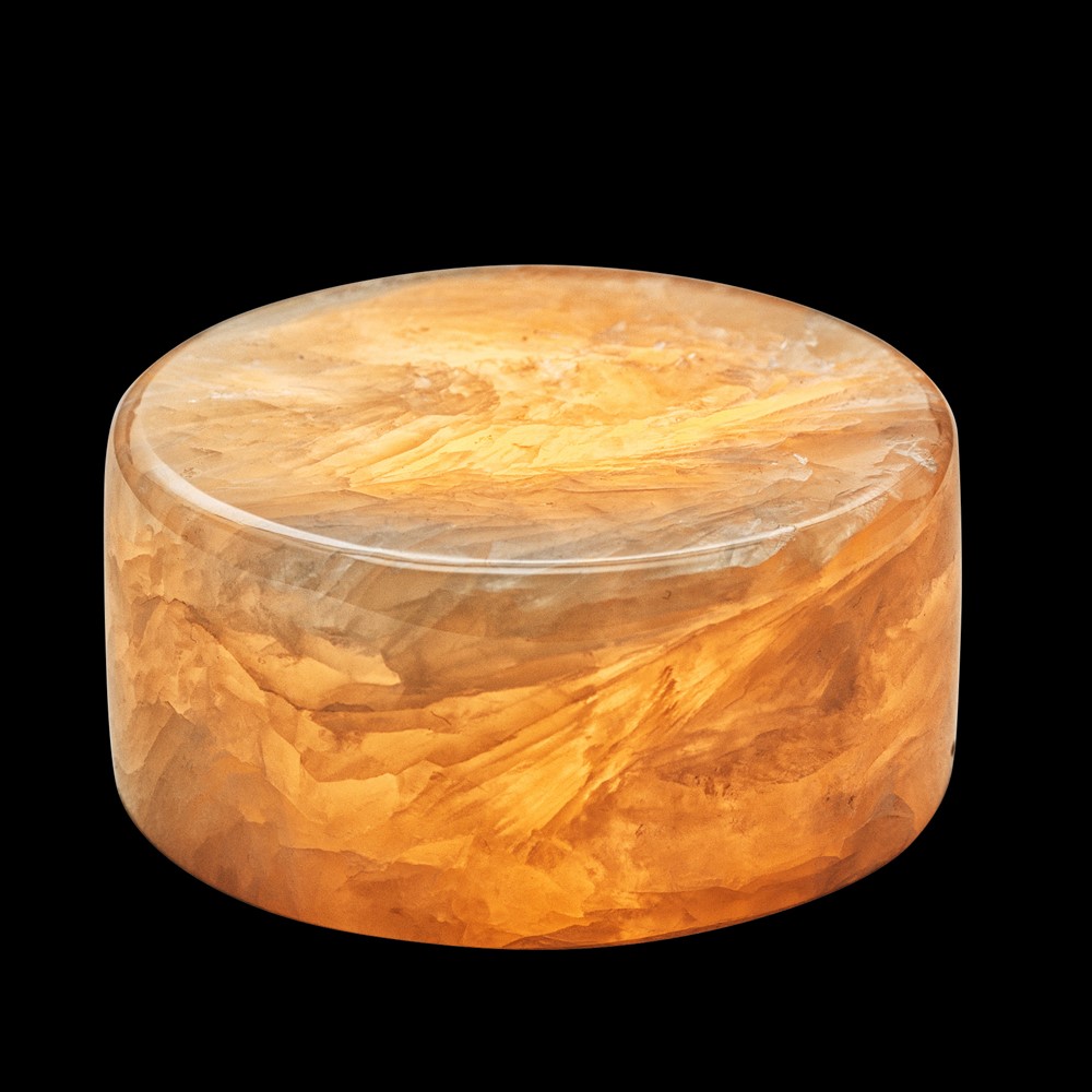 Marble 4cm Beige Fra Unison - Marmorbordlampen er lavet af &aelig;gte, poleret marmor i en varm beige tone, der skaber en bl&oslash;d og atmosf&aelig;risk gl&oslash;d.