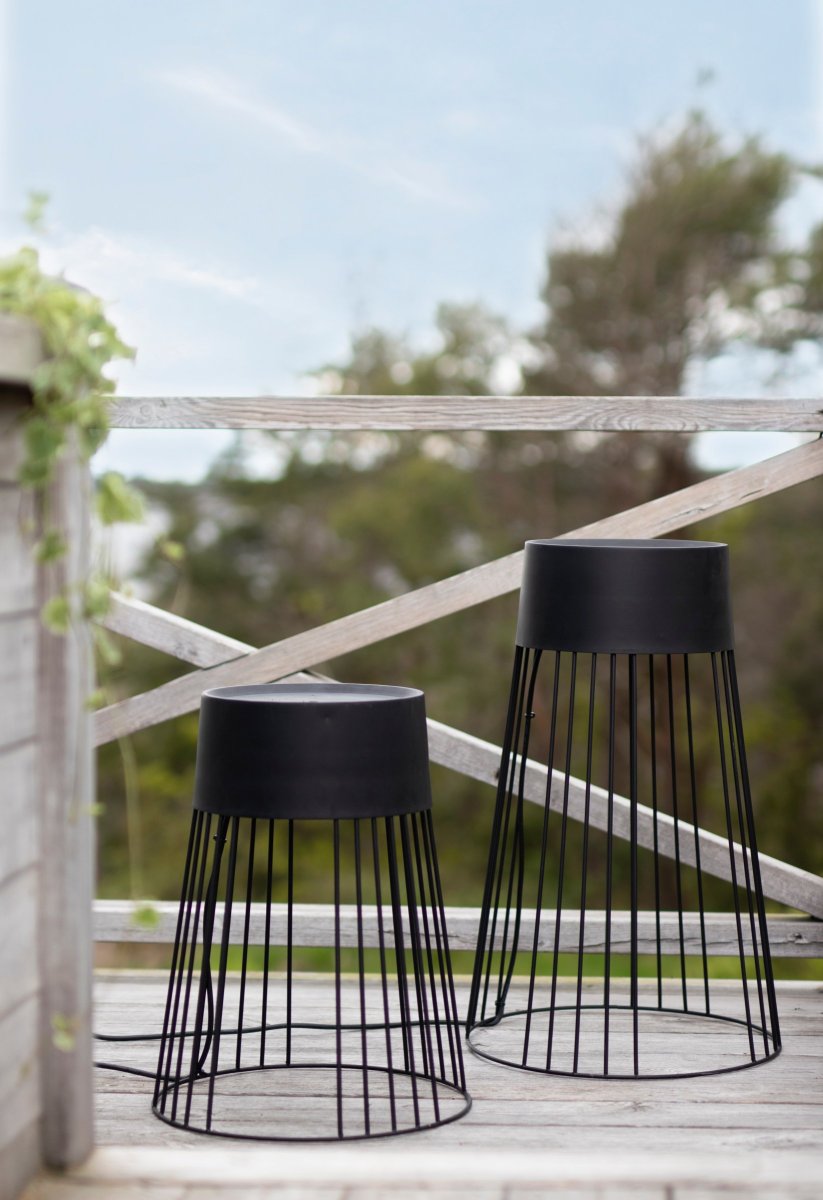 Koster Sort Fra Globen Lighting - Derfor egner den sig godt udend&oslash;rs og bidrager til en magisk stemning med et skyggespil.