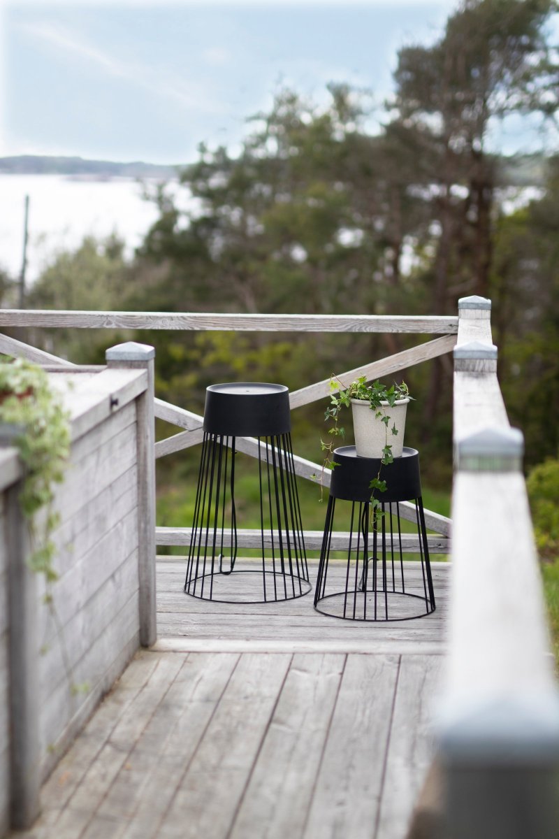 Koster Sort Fra Globen Lighting - Derfor egner den sig godt udend&oslash;rs og bidrager til en magisk stemning med et skyggespil.