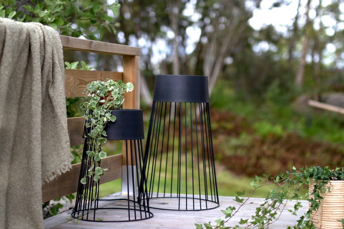 Koster Sort Fra Globen Lighting - Derfor egner den sig godt udend&oslash;rs og bidrager til en magisk stemning med et skyggespil.