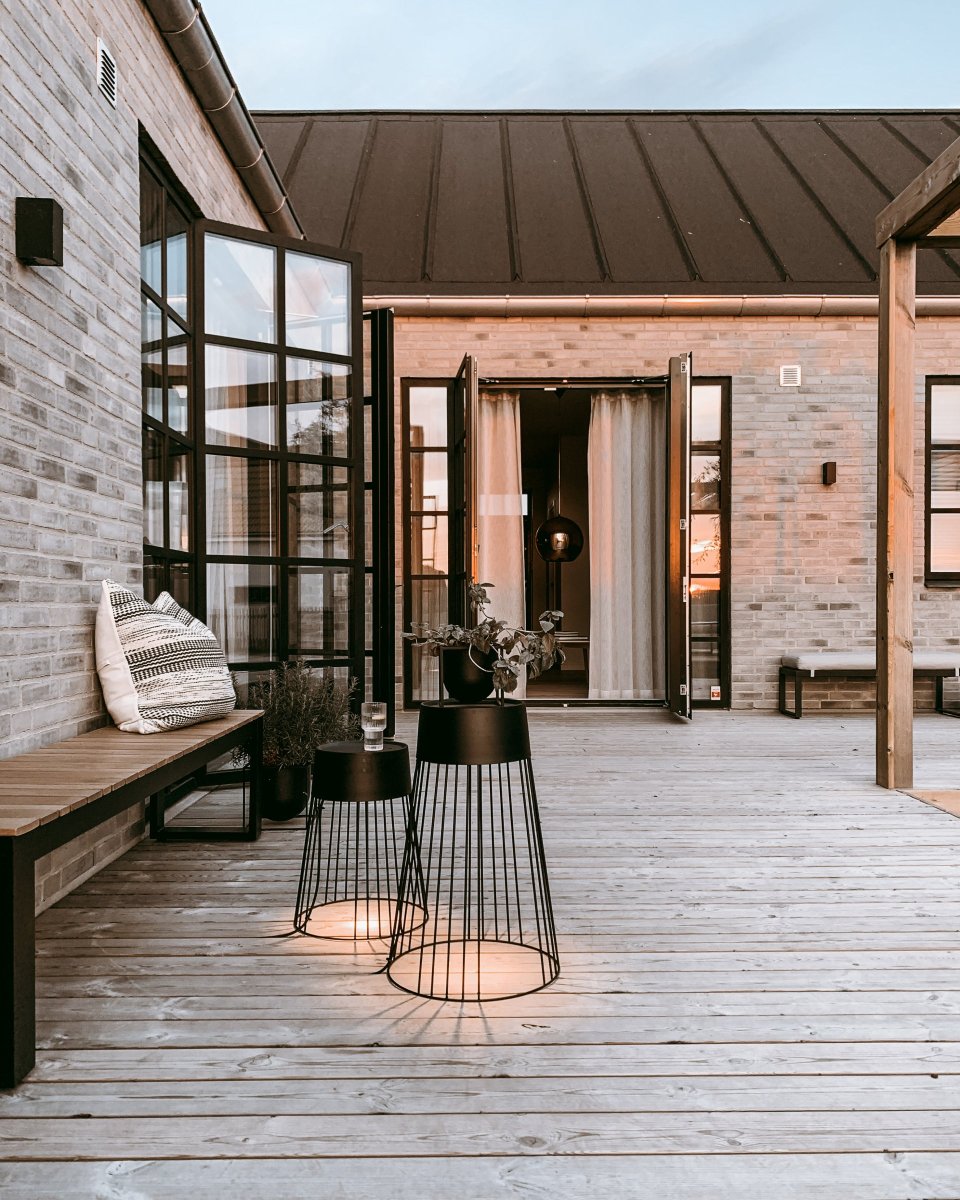 Koster Sort Fra Globen Lighting - Derfor egner den sig godt udend&oslash;rs og bidrager til en magisk stemning med et skyggespil.