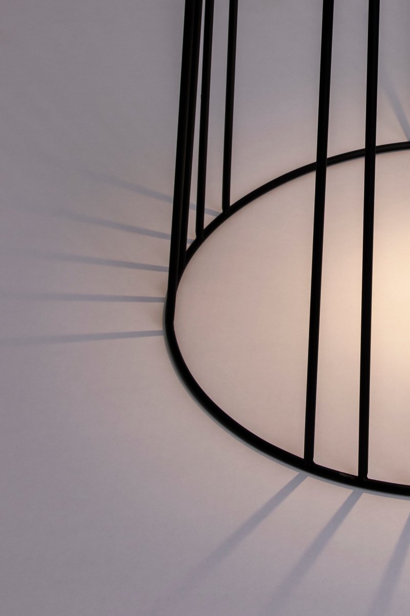 Koster Sort Fra Globen Lighting - Derfor egner den sig godt udend&oslash;rs og bidrager til en magisk stemning med et skyggespil.