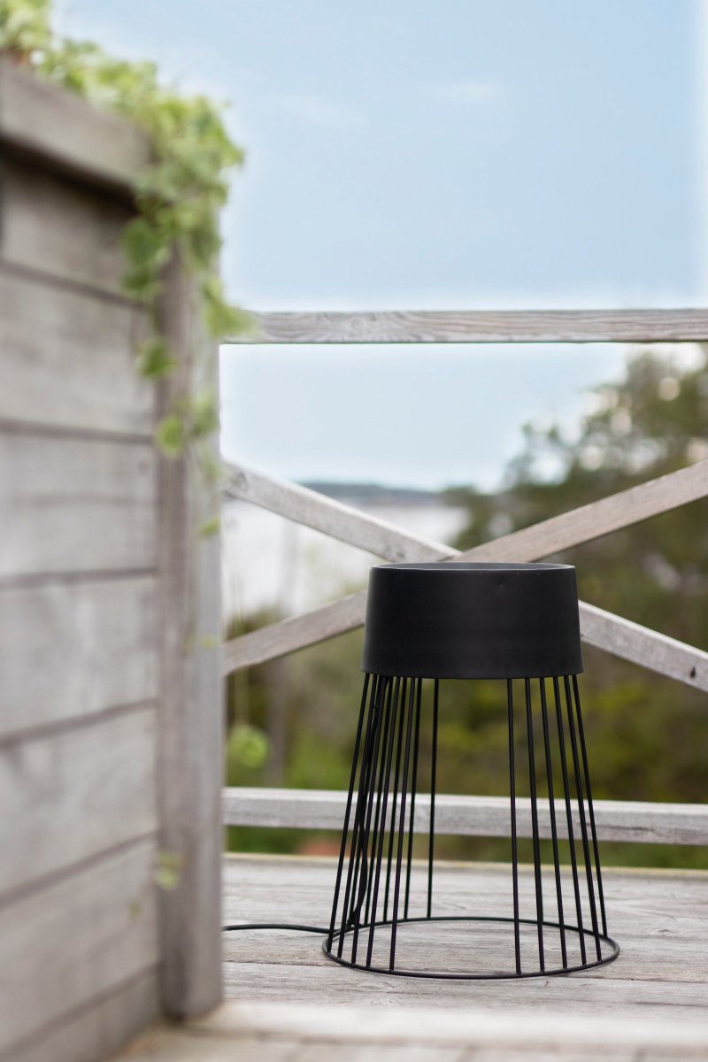 Koster Sort Fra Globen Lighting - Derfor egner den sig godt udend&oslash;rs og bidrager til en magisk stemning med et skyggespil.