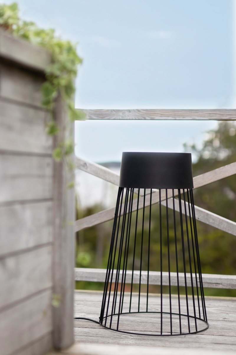 Koster Sort Fra Globen Lighting - Derfor egner den sig godt udend&oslash;rs og bidrager til en magisk stemning med et skyggespil.