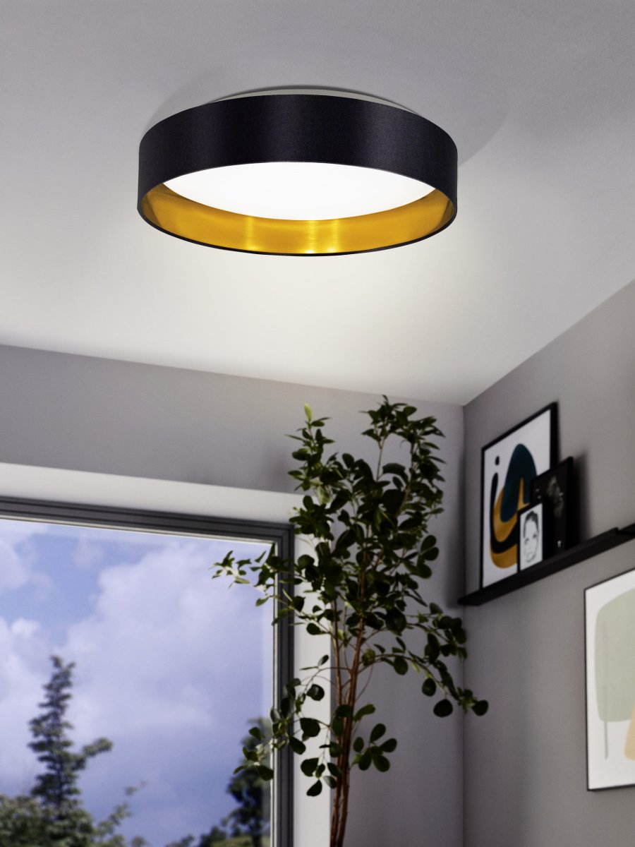 Maserlo Ø38 Sort plafond Fra Eglo - Maserlo loftlampen har en sort tekstilramme og et skinnende, guldfarvet interi&oslash;r, der giver lampen et elegant udtryk.