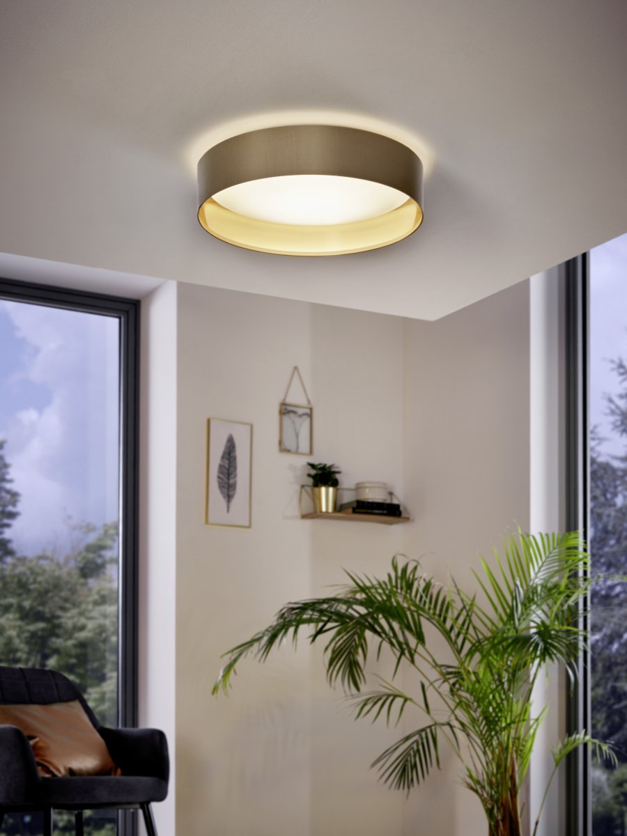 Maserlo Ø38 Beige plafond Fra Eglo - Maserlo loftlampen har en beige tekstilramme og et skinnende, guldfarvet interi&oslash;r, der giver lampen et elegant udtryk.