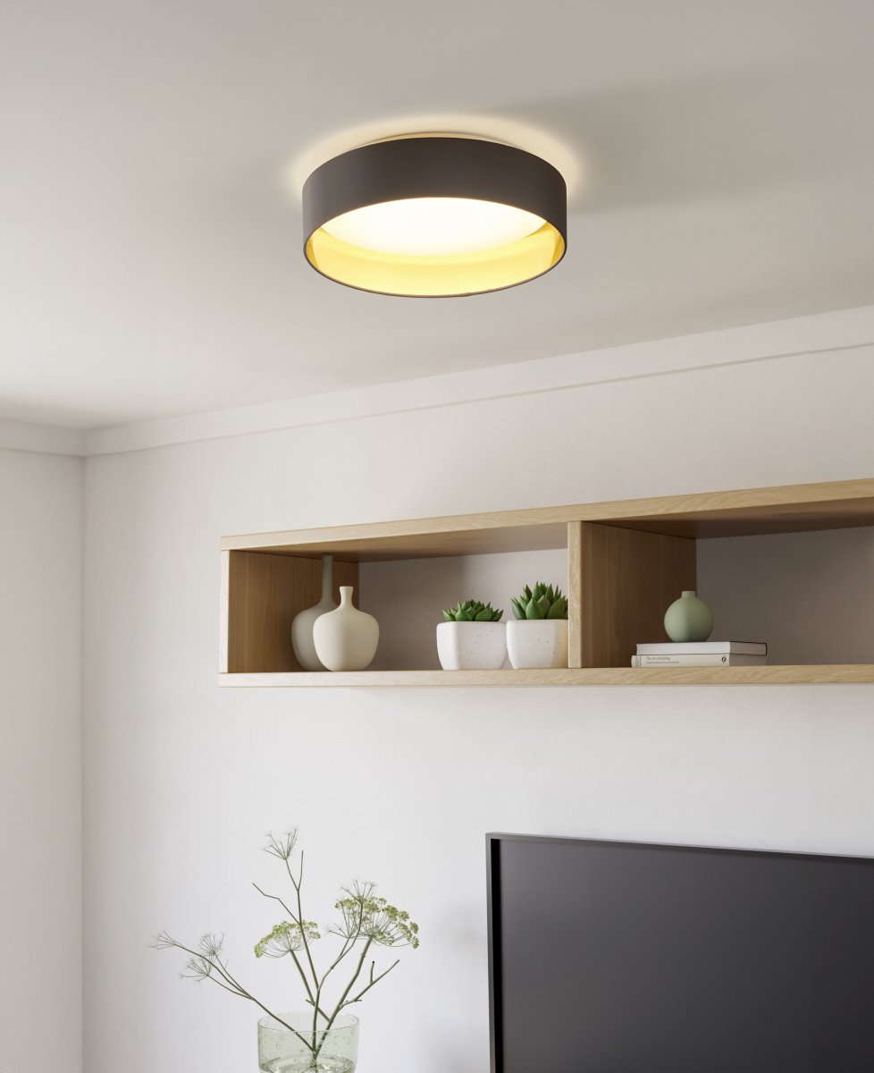 Maserlo Ø38 Brun plafond Fra Eglo - Maserlo loftlampen har en brun tekstilramme og et skinnende, guldfarvet interi&oslash;r, der giver lampen et elegant udtryk.