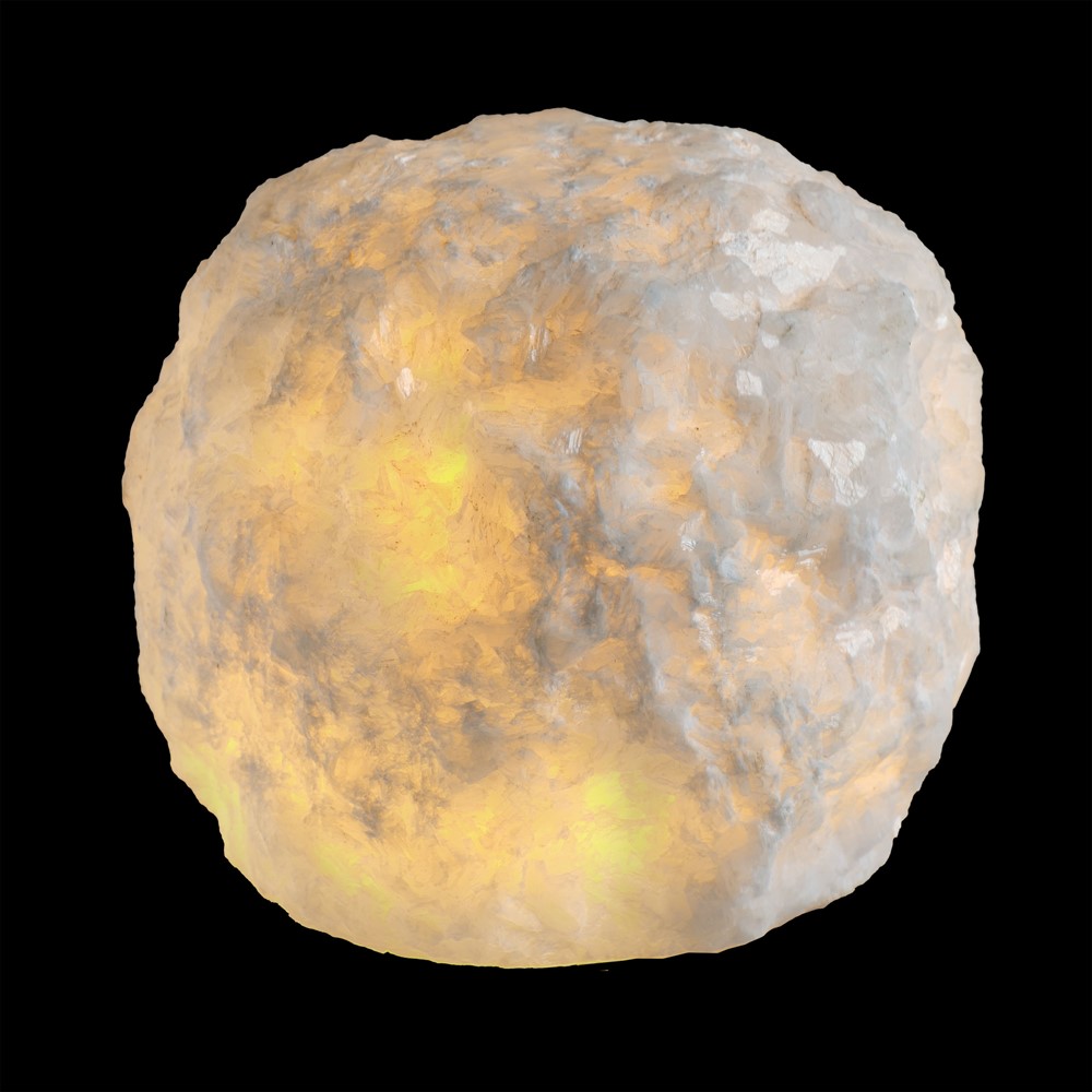 Marble 10cm Hvid Fra Unison - Den runde, uj&aelig;vne form og den hvide marmor minder om en snebold, mens den varme gl&oslash;d skaber en hyggelig kontrast.