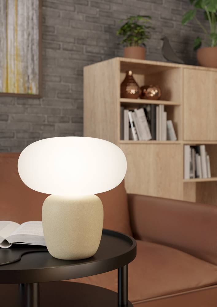 Cahuama 30cm Lysebrun bordlampe Fra Eglo - Denne elegante bordlampe kombinerer en lysebrun keramisk base med en bl&oslash;dt afrundet hvid sk&aelig;rm, som giver en harmonisk og afstribet f&oslash;lelse.