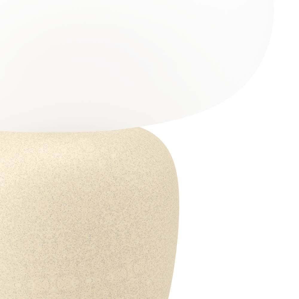 Cahuama 30cm Lysebrun bordlampe Fra Eglo - Denne elegante bordlampe kombinerer en lysebrun keramisk base med en bl&oslash;dt afrundet hvid sk&aelig;rm, som giver en harmonisk og afstribet f&oslash;lelse.