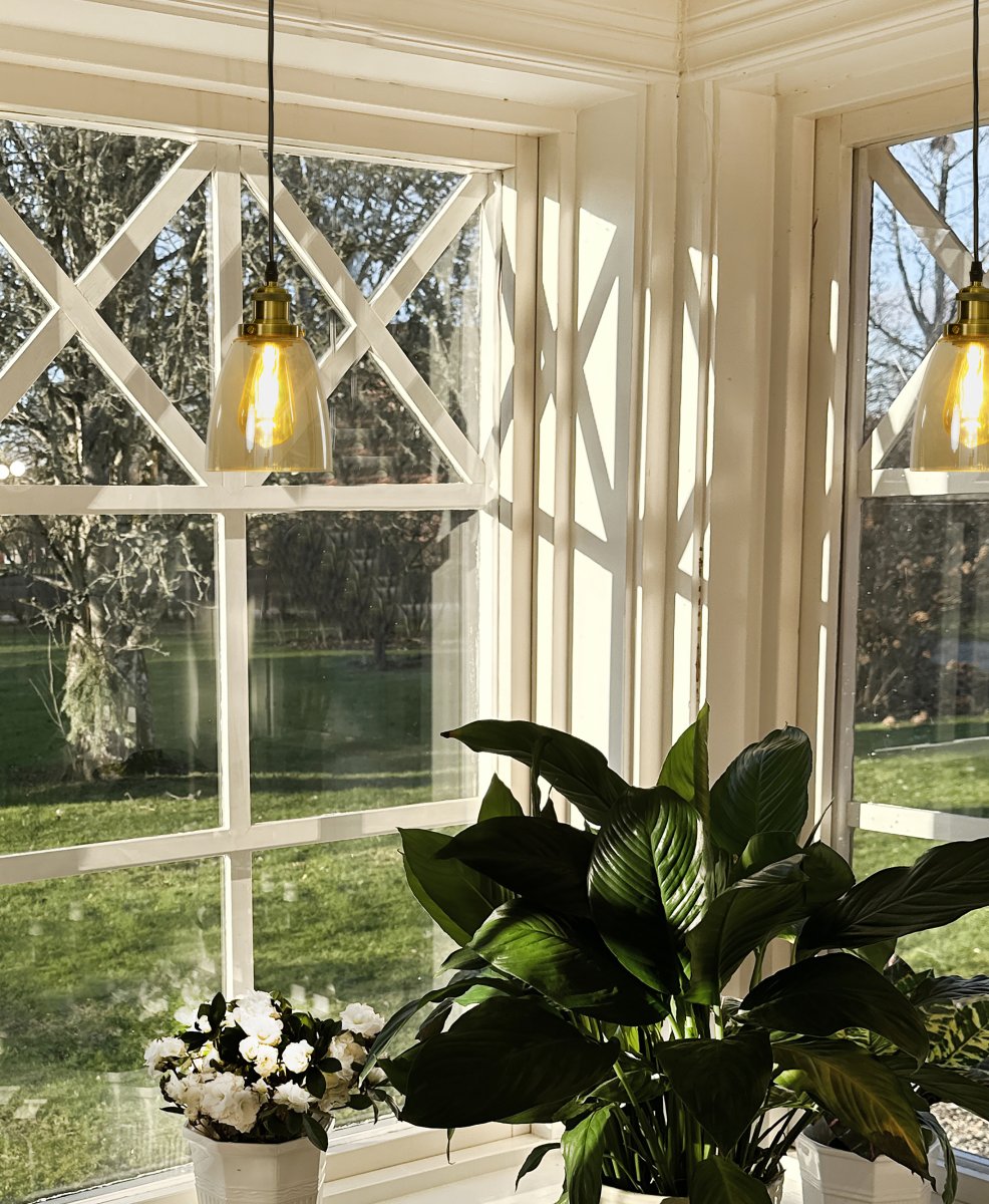 Niki Ø14 Rav vindueslampe Fra Aneta Lighting - Niki er en enkel og elegant h&aelig;ngende vindueslampe, der giver en hjemlig f&oslash;lelse i ethvert rum med sine detaljer i antik polstring.