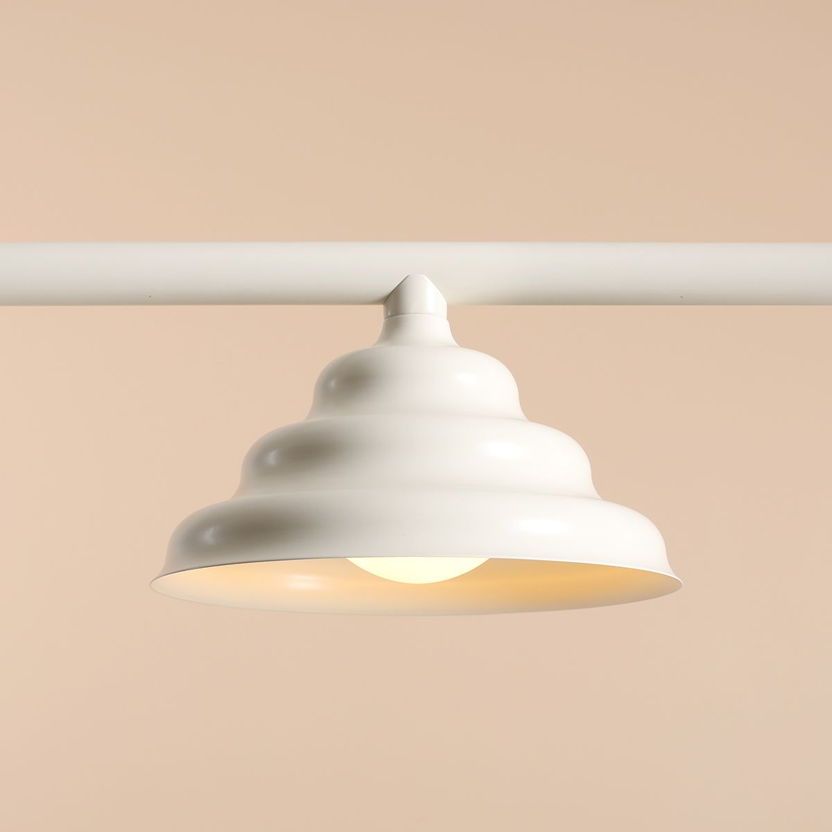 Wave 106cm Cremet hvid loftslampe Fra Artera - De robuste skærme af metal i en cremet hvid farve giver en flot spredning af lyset nedad, hvilket gør den perfekt til at hænge over spisebordet eller køkkenet.