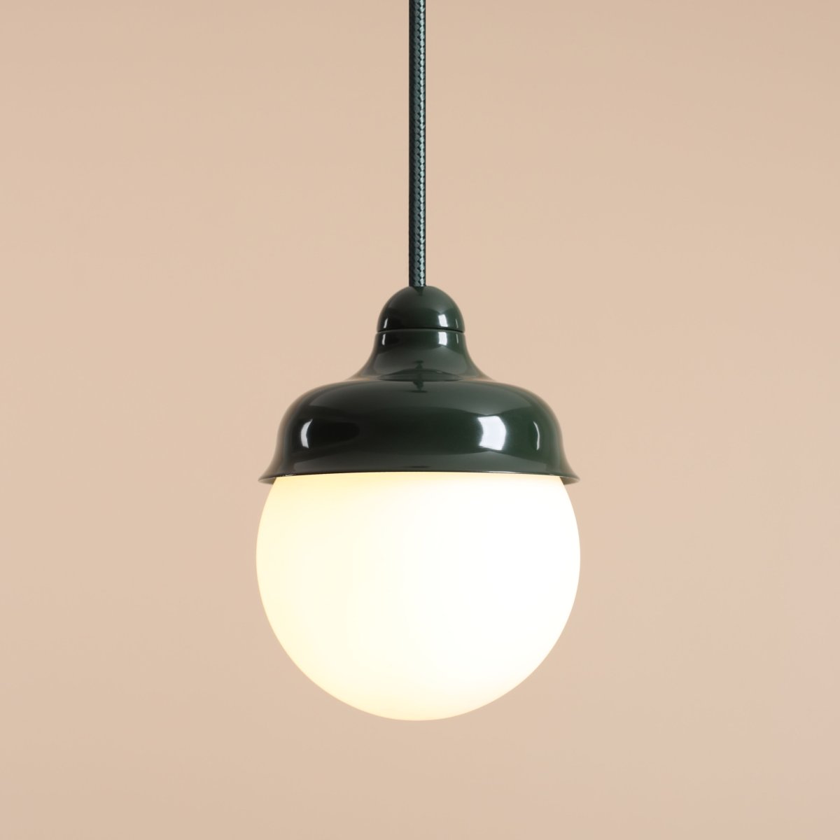 Wave Ø17 Mørkegrøn loftslampe Fra Artera - Wave er et moderne vedhæng med retrodesign lavet af metal og opalglas.