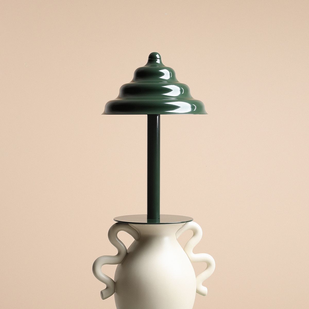 Wave 36cm Mørkegrøn bordlampe Fra Artera - Wave er en moderne bordlampe med retrodesign, som gør den til alsidig belysning og passer ind i ethvert hjem.