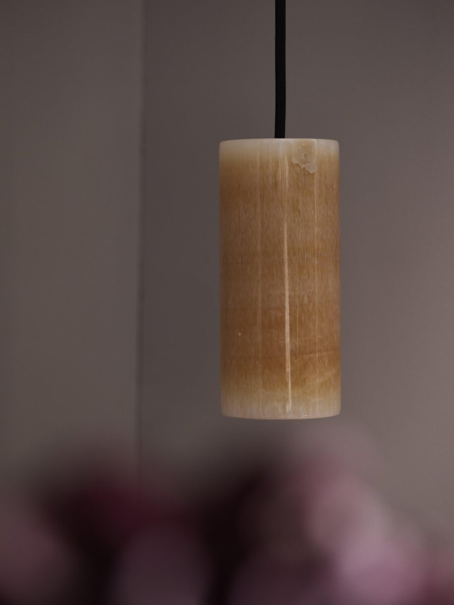 Lucie Ø7 Natur vindueslampe Fra PR Home - Da marmor er et naturligt materiale, er m&oslash;nstrene ikke helt ens for hver lampe.