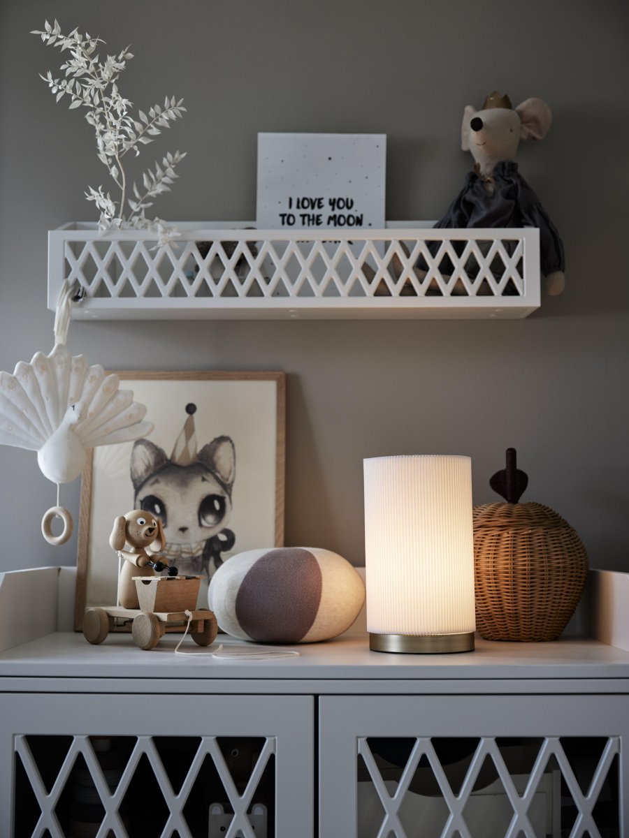 Dora 25cm Hvid bordlampe Fra PR Home - Stil bordlampe med fast lampesk&aelig;rm af plisseret materiale af polyester og bomuld.