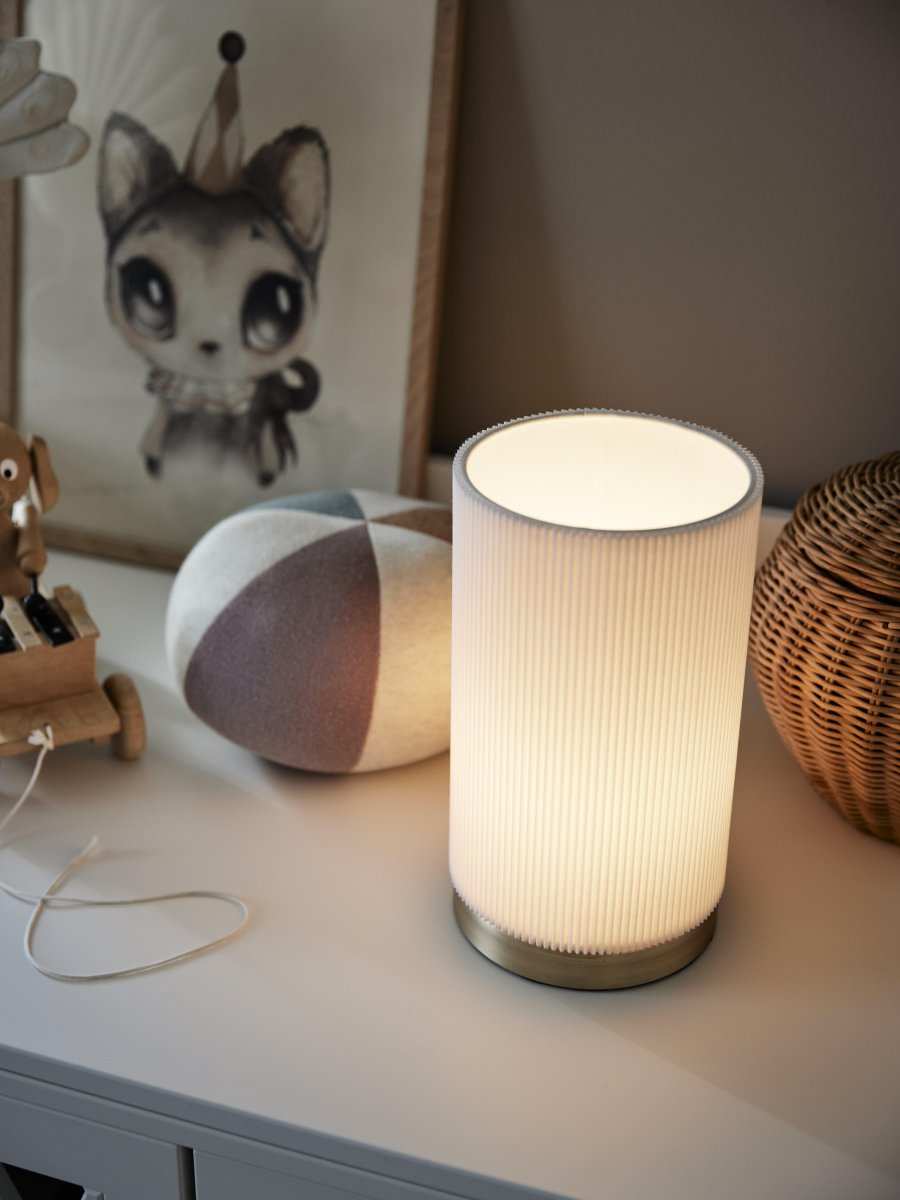 Dora 25cm Hvid bordlampe Fra PR Home - Stil bordlampe med fast lampesk&aelig;rm af plisseret materiale af polyester og bomuld.