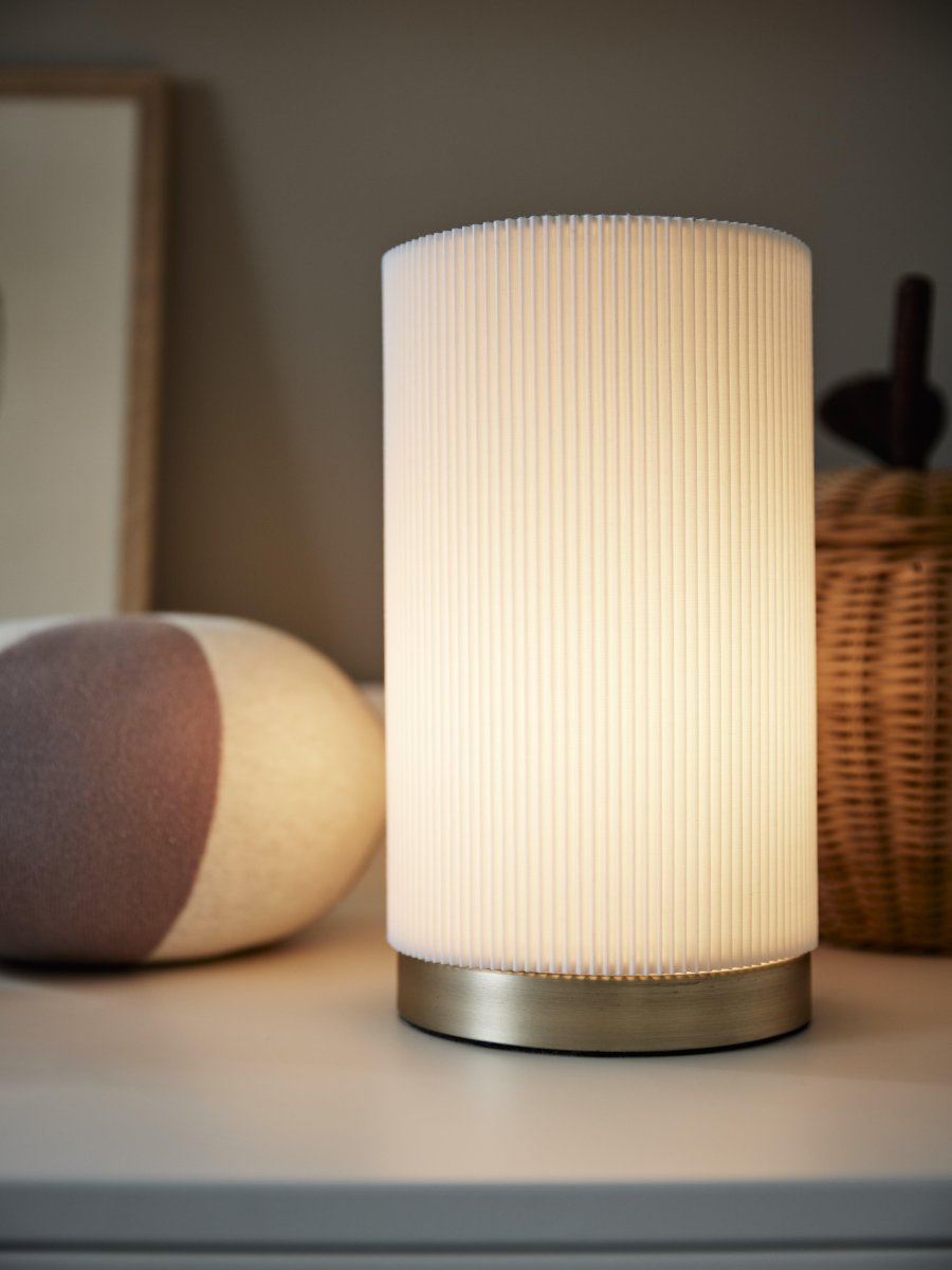 Dora 25cm Hvid bordlampe Fra PR Home - Stil bordlampe med fast lampesk&aelig;rm af plisseret materiale af polyester og bomuld.