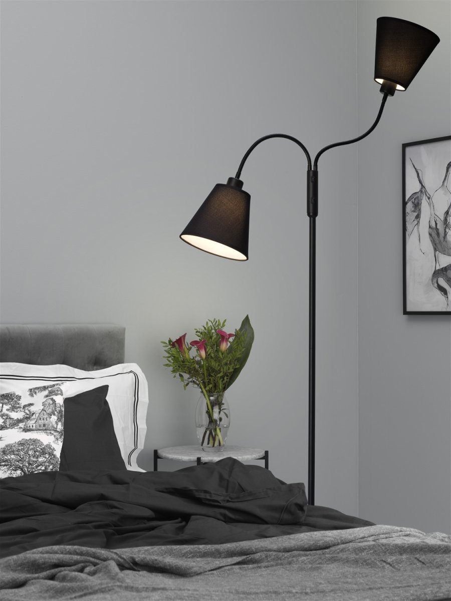Duett Sort gulvlampe Fra Cottex - Duett gulvlampe er en elegant og funktionel belysningsl&oslash;sning med to bev&aelig;gelige arme og separate str&oslash;mafbrydere til hver sk&aelig;rm.