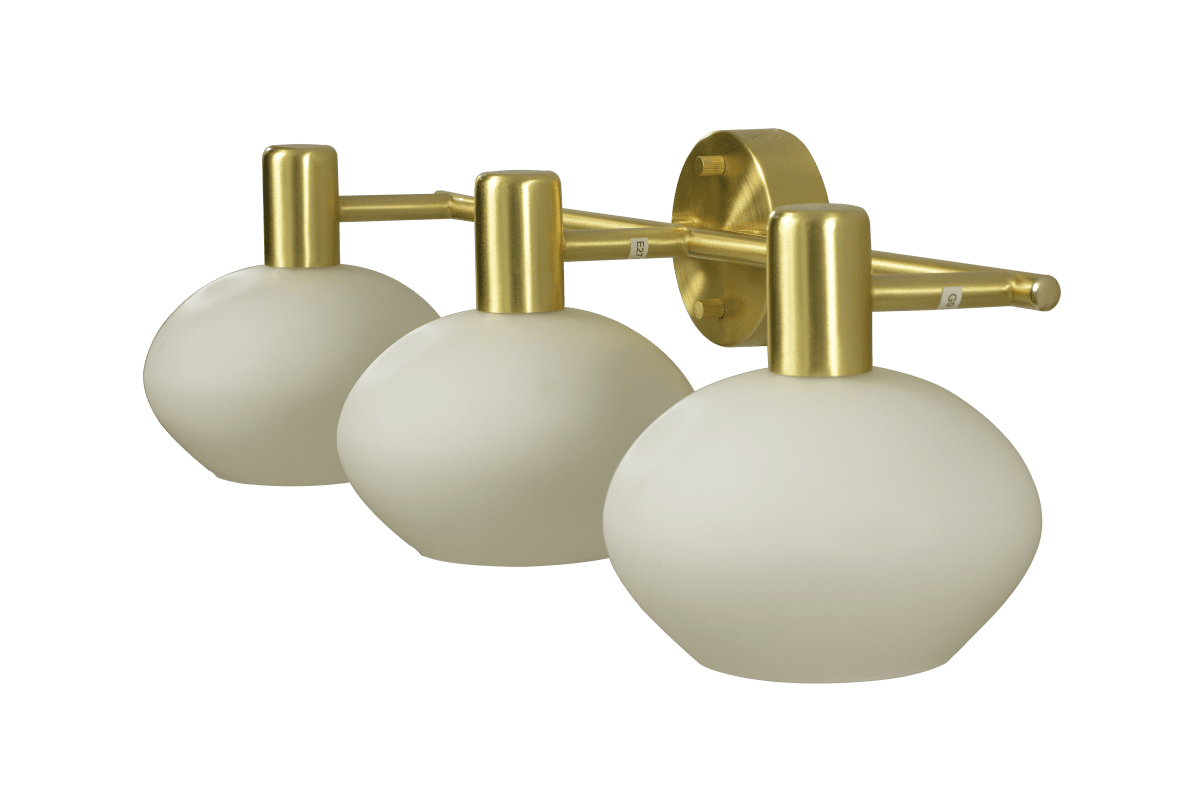 Elba 63cm mat messing badeværelseslampe Fra Aneta Lighting - Denne væglampe er lavet af metal i mat messing og har et elegant design med tre smukt formede, opalhvide glaskupler, der skaber et blødt og behageligt lys.