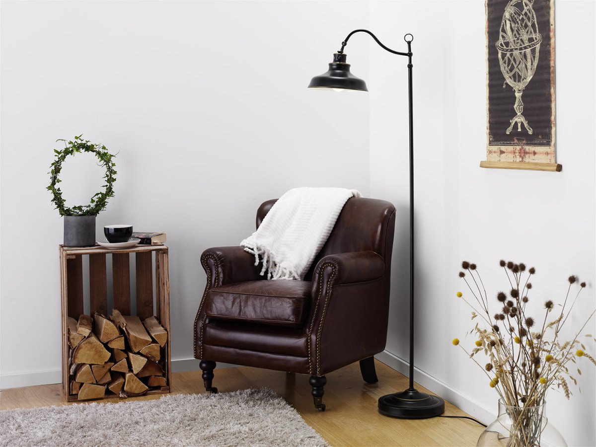 New Haven Sort gulvlampe Fra Cottex - New Haven metalgulvlampe med sort antik finish er en elegant og industriel belysningsl&oslash;sning, der tilf&oslash;jer karakter til dit hjem.