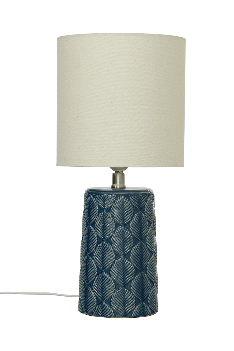 Bodil 47cm Blå bordlampe Fra Aneta Lighting - Bodil er en lampe, der ikke kun giver et behageligt lys med sin cremehvide skærm, men også; &auml; er en stilfuld indretningsdetalje.