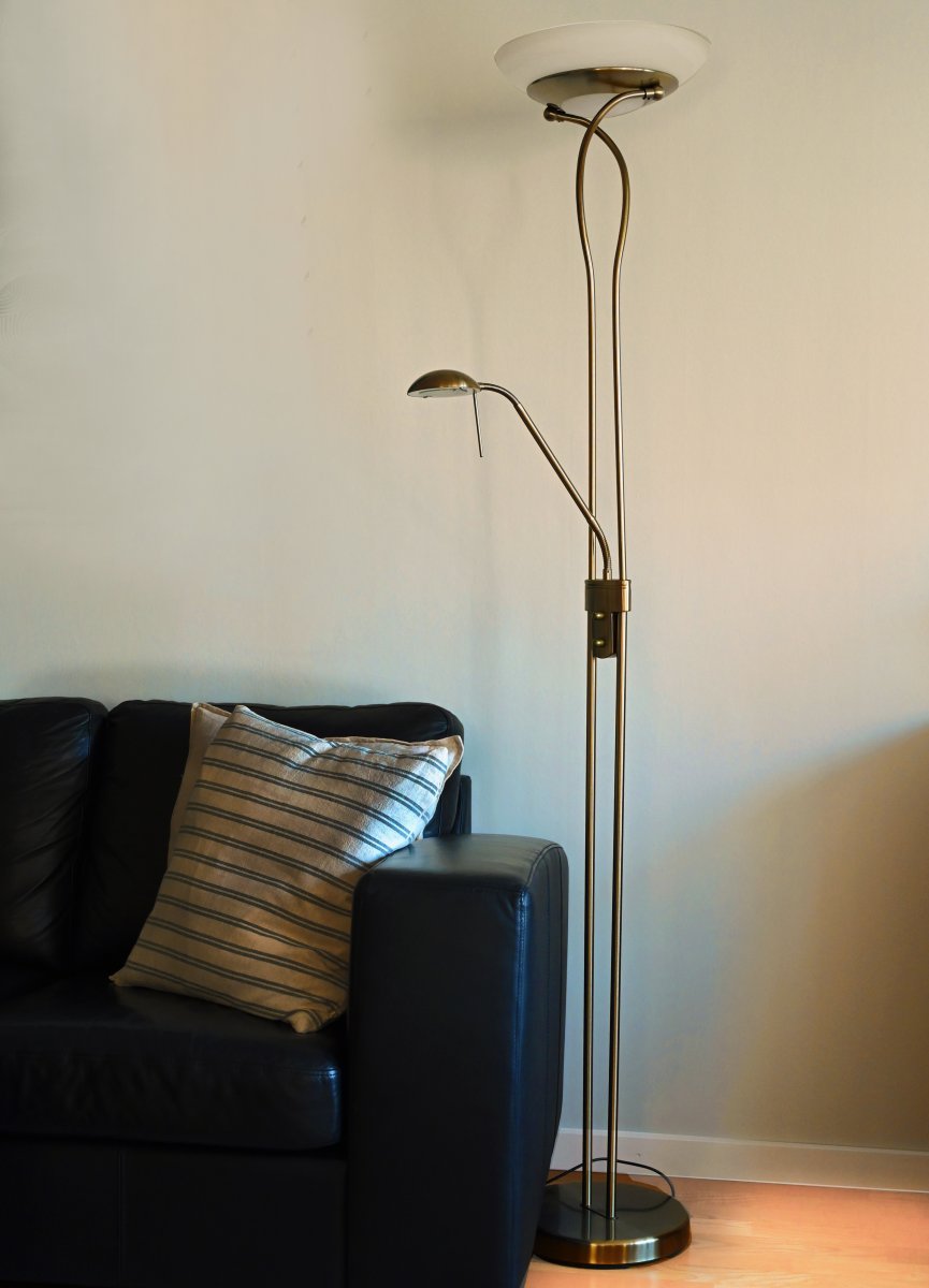Cannes Antik messing gulvlampe Fra Aneta Lighting - Cannes er en klassisk uplight gulvlampe med et moderne design i antik messing.