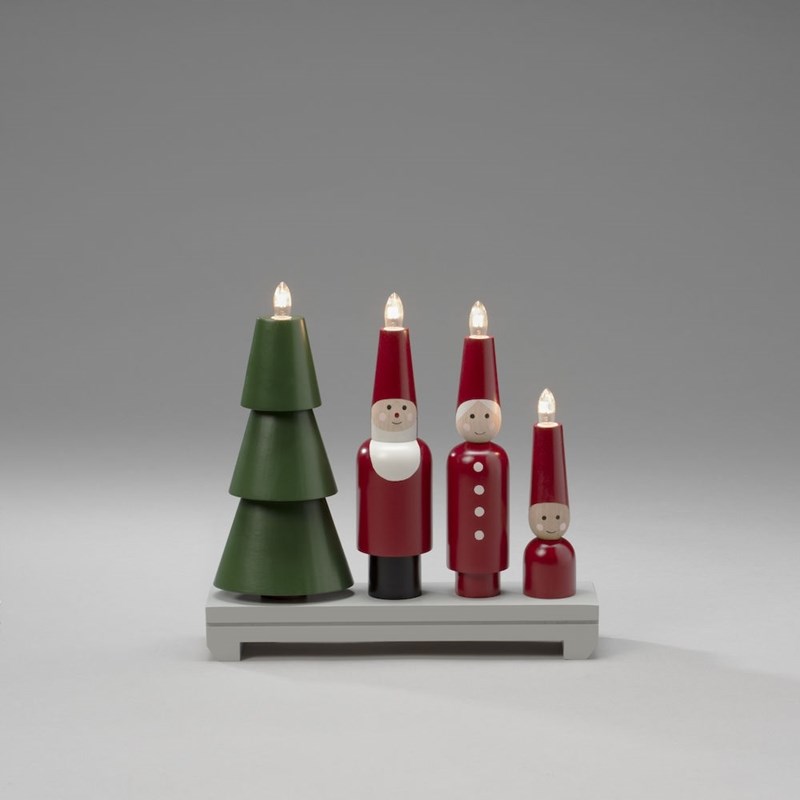 Adventsstage Nisse Rød/grøn Fra Konstsmide - De fire lys spreder en varm og behagelig gl&oslash;d, mens de detaljerede julem&aelig;nd skaber en sjov og hjemlig atmosf&aelig;re.