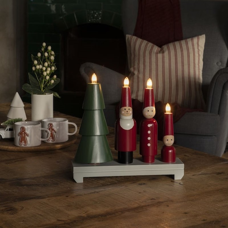 Adventsstage Nisse Rød/grøn Fra Konstsmide - De fire lys spreder en varm og behagelig gl&oslash;d, mens de detaljerede julem&aelig;nd skaber en sjov og hjemlig atmosf&aelig;re.